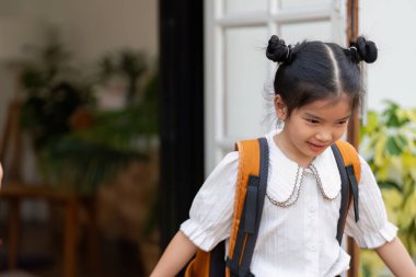 Beyaz bluzlu ve sırt çantalı neşeli bir kız okul günü yola çıkmak üzere. Dışarı adımını attığında heyecandan havalara uçacak..