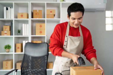 Girişimci, paketleri tarayarak, e-ticaret lojistiğinin kolaylaştırılmasında modern teknolojilerin rolünü göstererek, envanteri verimli bir şekilde yönetir..