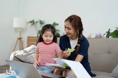 Bir anne, kızıyla yaratıcı ve eğlenceli bir anı paylaşır. Ailesiyle evden çalışmanın zevklerini vurgular..