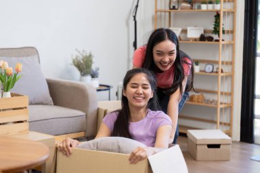 Yeni evlerine yerleştiklerinde, bir çift, taşınma yolculuğu boyunca sevgi ve arkadaşlığı sembolize ederek kahkaha ve neşe dolu deneyimleri paylaşıyor..