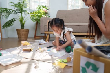 Küçük bir kızın geri dönüştürülmüş zanaatlarla yaratıcı tarafını keşfettiği sürdürülebilirlik ve eko-bilinç anlayışını geliştirdiği büyüleyici bir an..