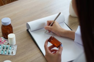 Bir sağlık hizmeti sağlayıcısı, titizlikle hazırlanmış belgeler vasıtasıyla, hastaların ilaçlarına ilişkin notlar almaya ve tedavinin kalitesini arttırmaya odaklanır..