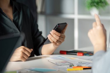 Ekip UX UI tasarımı, mobil uygulama prototipleri ve yenilikçi beyin fırtınaları üzerinde çalışıyor.
