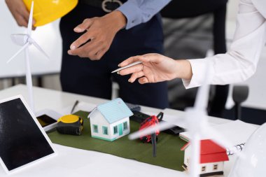 Mühendisler, sürdürülebilir tasarım ilkeleri, çevre dostu yapı çözümleri öngörmek için modeller ve araçlar kullanılması hakkında aktif bir tartışmaya giriştiler..