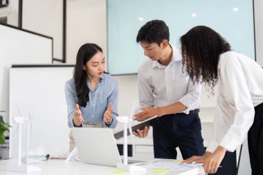 Etkili bir iş stratejisi geliştirmeyi hedefleyen, profesyonellerin sürdürülebilirlik sonuçları üzerinde düşündükleri odaklı bir toplantı ortamı.