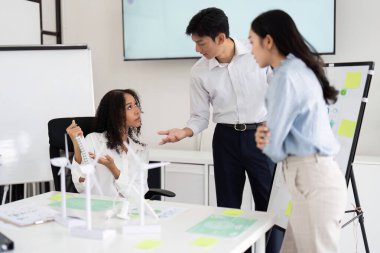 Toplantıdaki profesyoneller sürdürülebilir uygulamaları yansıtıyor ve veri güdümlü ESG çözümlerinin tartışılması yoluyla takım çalışmasını teşvik ediyorlar.