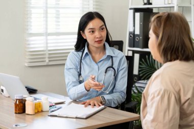Konsültasyon sırasında, sağlık hizmeti veren kişi, hastaya sağlıkları hakkında tavsiyelerde bulunur ve etkili bakım konusundaki endişelerini dikkatle dinler..