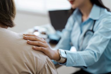 Bir hemşire hastasına empatik destek verir, anlamlı bir sağlık danışmanlığı yaparken ona güven verir. Sahne güven ve iletişimi vurguluyor..