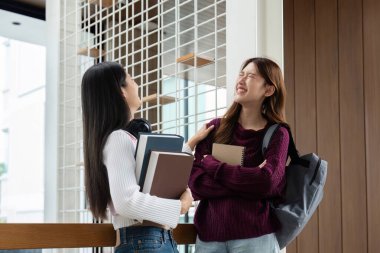 İki arkadaş okul koridorunda buluşuyor, birbirlerine gülüyorlar ve sınıfları hakkında hikayeler anlatıyorlar, okula dönmenin sevincini gösteriyorlar..