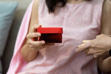 Üst düzey bir çift sevgililer gününde sevgi ve arkadaşlığı sembolize ederek birbirlerine hediye verdikleri samimi bir anı paylaşıyor..