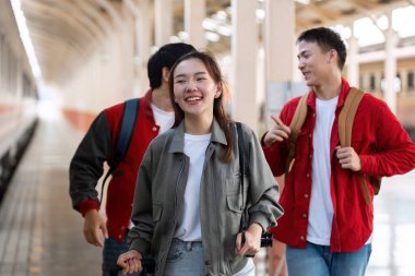 Yolculuk macerasında heyecan ve dostluk sergileyen bir grup trenlerine doğru yol alırken neşeli bir yolculuk başlar..