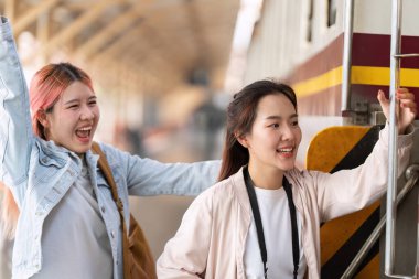 İki hevesli arkadaş trene binmeye hazırlanırken heyecanlarını ifade ederler. Yolculukları boyunca keyifli anlar yaşarlar..