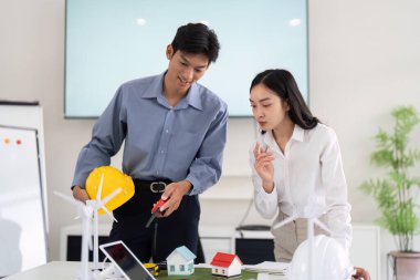 İki mühendis, yenilenebilir enerji kavramlarını projelerine entegre ederken, küçük modelleri analiz ederek, yenilikçi sürdürülebilir konut tasarımlarına odaklanıyor..