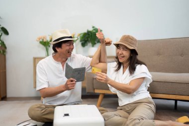 Gözlerindeki heyecanla, yaşlı çift seyahat hazırlıklarını kutluyor, belgelerini sergiliyor ve birlikte neşeli anları paylaşıyorlar..