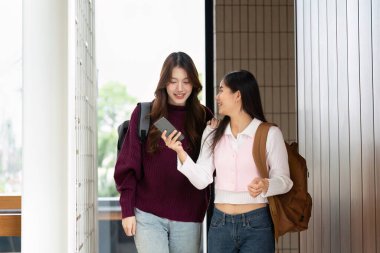 İki arkadaş, çalışmalarını tartışırken gündelik bir yürüyüşün keyfini çıkarırlar. Yoldaşlık ve üniversite hayatının işbirlikçi ruhunu gösterirler..