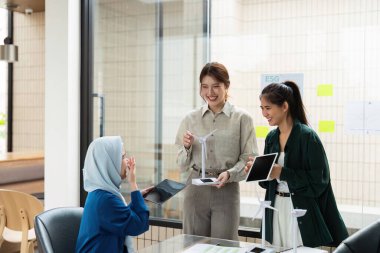 Üç profesyonel, yenilikçi yenilenebilir enerji teknolojisi sergilerken, şirketlerinin sürdürülebilirlik ve ESG girişimlerine olan bağlılıklarını vurguluyorlar..