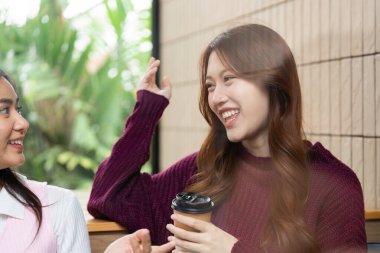 İşbirlikçi bir ortamda, iki öğrenci çalışmalarını canlı bir şekilde tartışır, içgörülerini paylaşır ve birbirlerinin arkadaşlığından keyif alırlar..