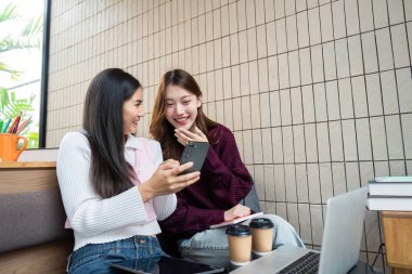 Ortak bir kahkaha anında, bu arkadaşlar akıllı telefonlarındaki içeriği keşfeder, akademik işbirliği ile sosyal etkileşimi harmanlarlar..