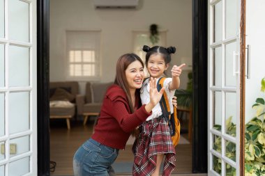 Okul başlamadan önce kahkaha ve heyecanla dolu bir anne ve kızı arasındaki neşeli bir etkileşim..