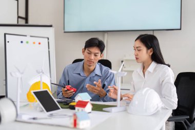 İlham verici bir çalışma alanında, iki mühendis sürdürülebilir konut çözümlerinin tasarımı ve uygulanmasını tartışarak yenilenebilir enerji entegrasyonunu vurguladılar..