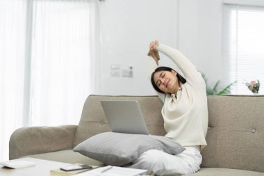 Evden işe giderken, genç bir kadın günlük aktivitelerinde kendini geliştirmek ve gençleştirmek, özen ve sağlığa önem vermek için zaman ayırıyor..