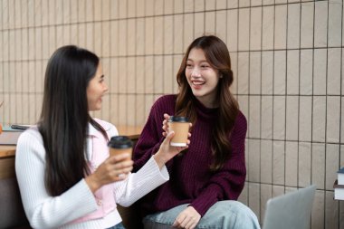 Arkadaşlar bir ders arası sırasında içkilerinin tadını çıkarmak, gülümsemek ve sohbet etmek için ara veriyorlar. Şu anda akademik yaşam ve kişisel bağlantıların karışımını yakalıyor..