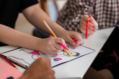 Genç öğrenciler yaratıcılıklarını sanatla ifade ederler, işbirliğini vurgularlar ve çeşitli ortamlarda öğrenmenin keyfini çıkarırlar..