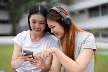 Canlı bir açık hava ortamında, arkadaşlar neşeli bir anın tadını çıkarırlar, birlikte müzik dinlerler, gençliğin ve yaratıcılığın ruhunu somutlaştırırlar..