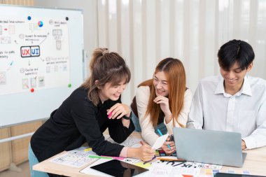 Canlı bir ortamda, tasarımcılar UI UX projeleri üzerinde işbirliği yaparak, dostça etkileşimler kurarak, yenilikçi bir atmosferi teşvik ederek fikirlerini sergiliyorlar..