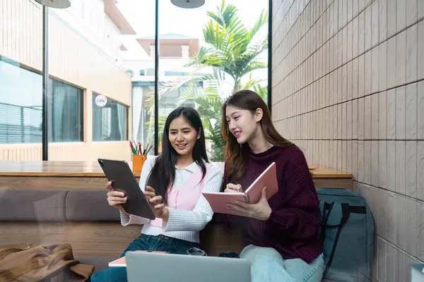 Modern bir kafe ortasında, bu arkadaşlar görevlerini yerine getirmek için çabalarını birleştirirler, canlı ve enerjik bir çalışma oturumu yaratırlar..