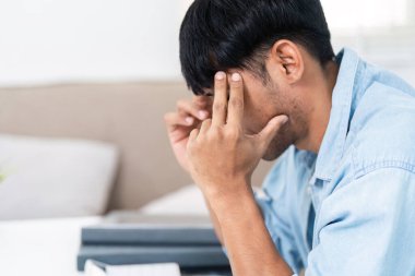 İş yerinde stresli bir işadamı, yüzünü hüsranla kaplayarak, modern iş hayatının zorluklarını anlatıyor..
