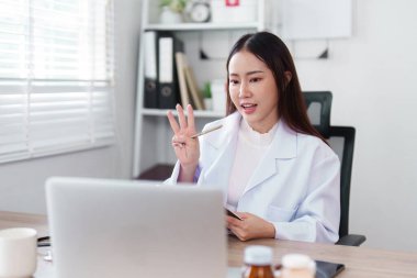 Bir genel pratisyen hekim, konsültasyon sırasında hastaların sağlığı ve hastalıkların önlenmesine odaklanarak değerli sağlık tavsiyeleri sunar..