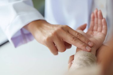 Genel pratisyen hekimle bilgilendirici bir istişare, tedavi seçeneklerini ve hasta anlayışı ve bakımına yönelik ilaçları gözden geçirme.