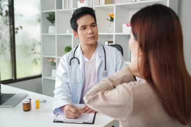 Genel pratisyen hekimle tedavi seçeneklerini tartışan bir hasta, sağlık hizmetlerinin işbirlikçi niteliğini vurgular.