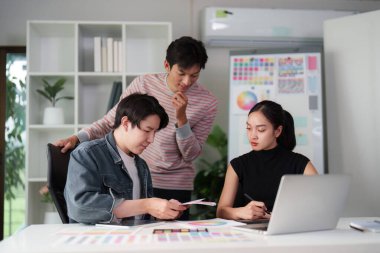 Üç tasarımcı UI elementleri hakkında detaylı bir tartışmaya giriştiler. Çağdaş ofis ortamında işbirliği çabalarını ve yaratıcı beyin fırtınalarını sergilediler..