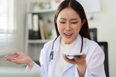 Bir sağlık hizmeti sağlayıcısı bir telefon görüşmesi sırasında empati ve ilgi gösterir ve sağlık sorunlarını ele alırken hastayla güçlü bir bağ kurar..