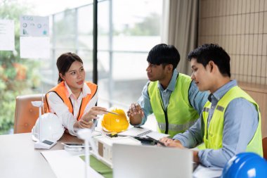 Mühendisler, yenilikçi yeşil teknoloji çözümleri üretmek, takım çalışması ve profesyonel bir ortamda sürdürülebilirliğe olan bağlılıklarını göstermek için bir araya geldiler..