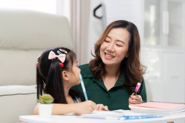 Anne ve kızı arasındaki neşeli etkileşim okula dönüş hazırlıklarının heyecanını yansıtıyor, kahkaha ve öğrenmeyle dolu..