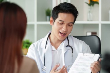 Genel pratisyen hekim ve hasta arasında, rahat bir ortamda endişeleri, semptomları ve olası teşhisleri inceleyen yoğun bir istişare..