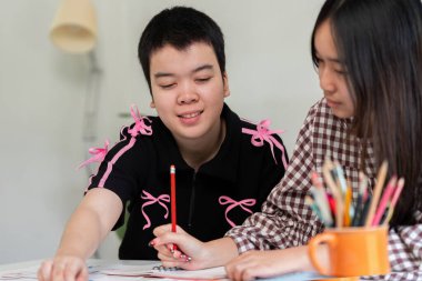 İki kız, farklı bir ortamda arkadaşlığı ve eğitimin neşesini ön plana çıkaran yaratıcı bir öğrenme seansına katılıyor..