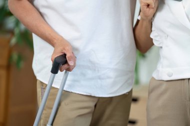 Gezileri için hazırlanan çift, hayatın planlanması ve tadını çıkarmada arkadaşlığın önemini sergiliyor. Bağlantıları jestlerinden anlaşılıyor..