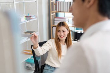 İşbirlikçi bir ortamda, bir katılımcı UX UI strateji oturumuna aktif olarak katılır, fikir alışverişinde bulunur ve yaratıcı diyalog yoluyla meslektaşlarıyla bağlantı kurar..