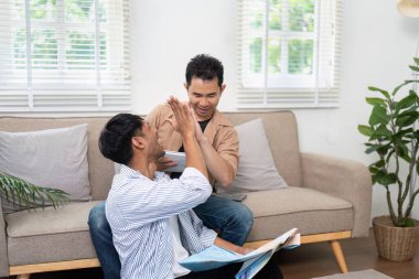 İki ortak, seyahat güzergahlarını ve planlarını tartışırken birbirlerine eşlik ederek keyifli bir anı paylaşıyor..