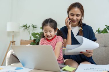 Bir anne, uzak çalışma ve ebeveynlik zorluklarını göstererek kızıyla kaliteli zaman geçirirken iş hayatını yönetir..