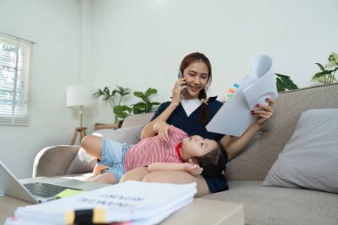 Bir anne, uzak iş hayatının gerçeklerini gösteren iş sorumluluklarıyla ve kızıyla eğlenceli anlarıyla hokkabazlık yapar..