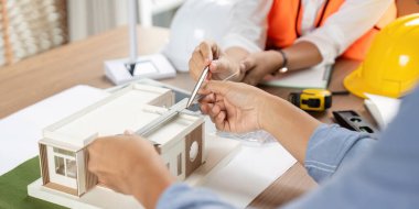 Mühendisler, bir model evi ölçerek, çevre dostu inşaat uygulamalarını destekleyerek sürdürülebilir bir tasarıma giriştiler..