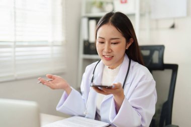 Bir doktor, hastanın kendisini desteklenmiş ve anlaşılmış hissetmesini sağlamak için bir telefon görüşmesi sırasında tıbbi tavsiyeyi dikkatlice açıklar..