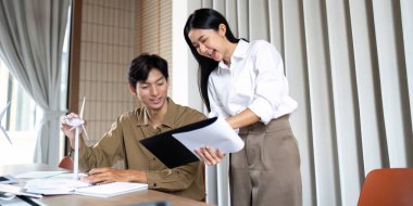 Bir ekip sürdürülebilir enerji projelerini, modern ofis ortamında işbirliğini ve yenilikçi fikirleri tartışıyor.