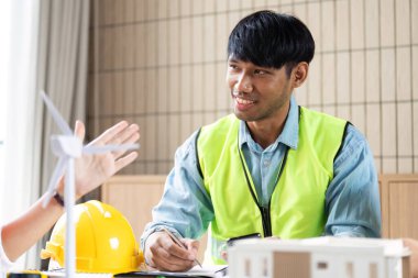 Mühendisler, sürdürülebilir enerji çözümleri, rüzgar enerjisi ve çevresel sorumluluklara odaklanma hakkında verimli bir konuşma yapıyorlar..