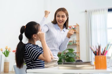 Bir öğretmen öğrencilerin başarısını heyecanla kutlar, öğrenme ve akıl hocalığı sevincini gösterir..